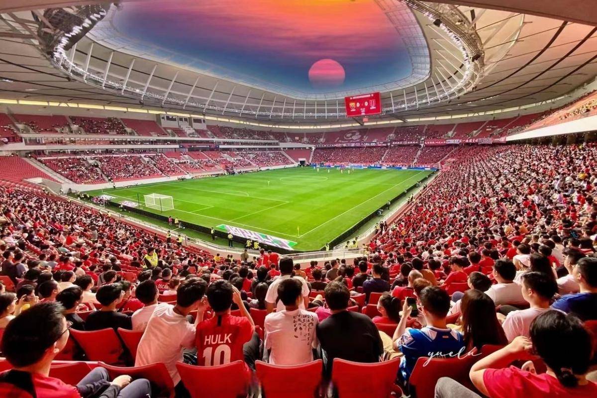 关于中国足球联赛备受球迷热情追捧，场场精彩的信息