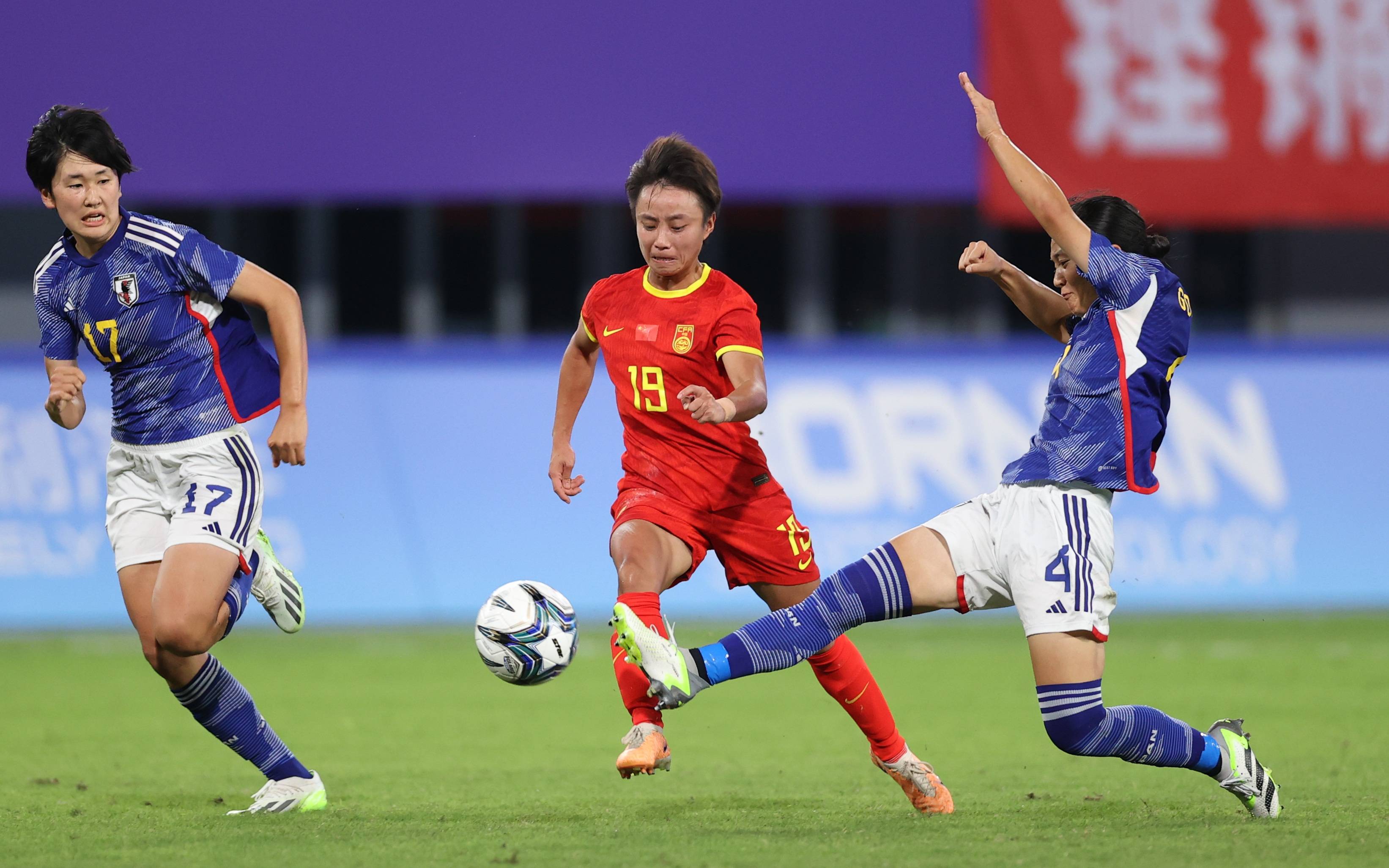 国际足坛最新：女子比赛中的激烈竞争！ 