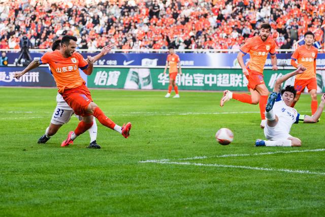 关于大连足球俱乐部与山东鲁能队，对决情景惊心的信息